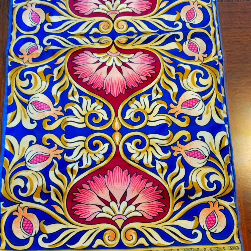 VINTAGE BEAUTIFUL ROYAL DOULTON SIGNED 46X11 LONG SILK SCARF. HAND ROLLED EDGES.